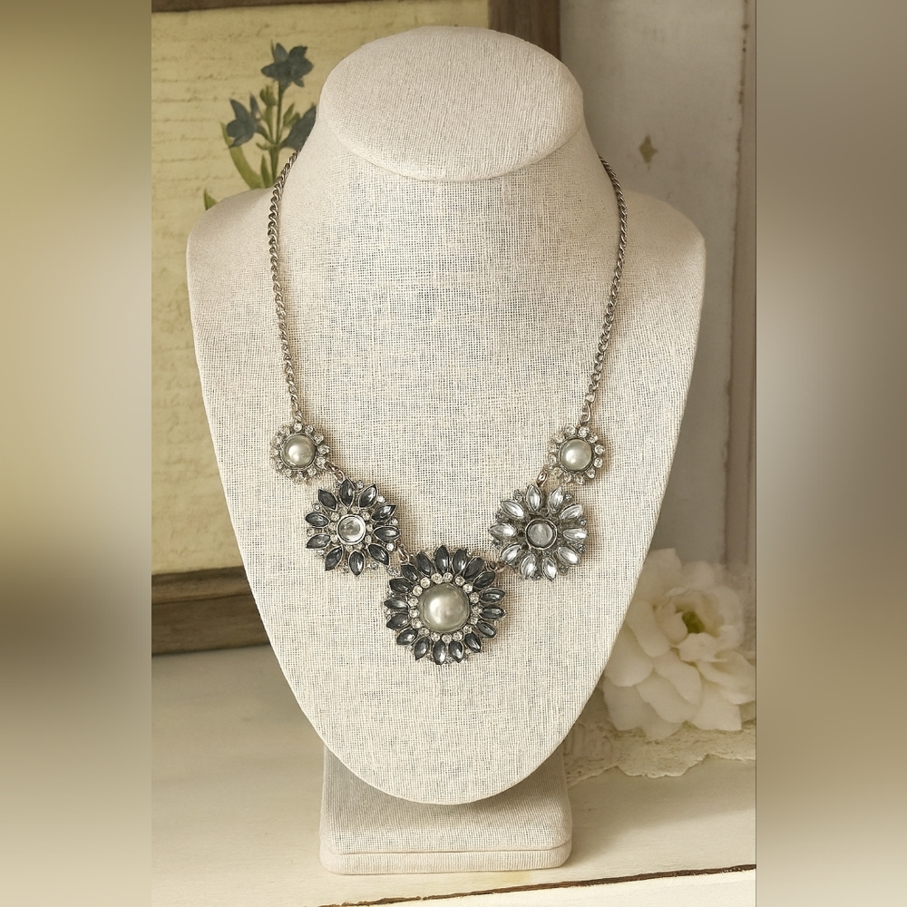 Vintage-Inspired Statement Necklace with Pearl & Rhinestone Floral Design